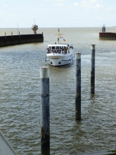 Ausflugsboot am Eidersperrwerk